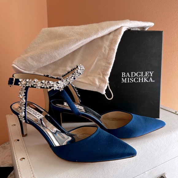 - Badgley Mischika Satin Heels
Pristine - Picture 1 of 7